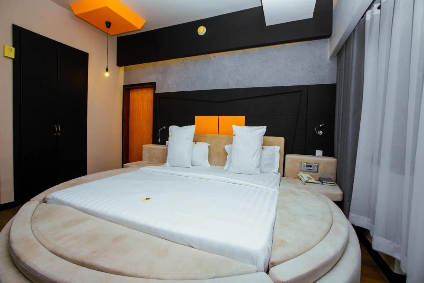 Gold Crest Hotel อึมวานซา ภายนอก รูปภาพ