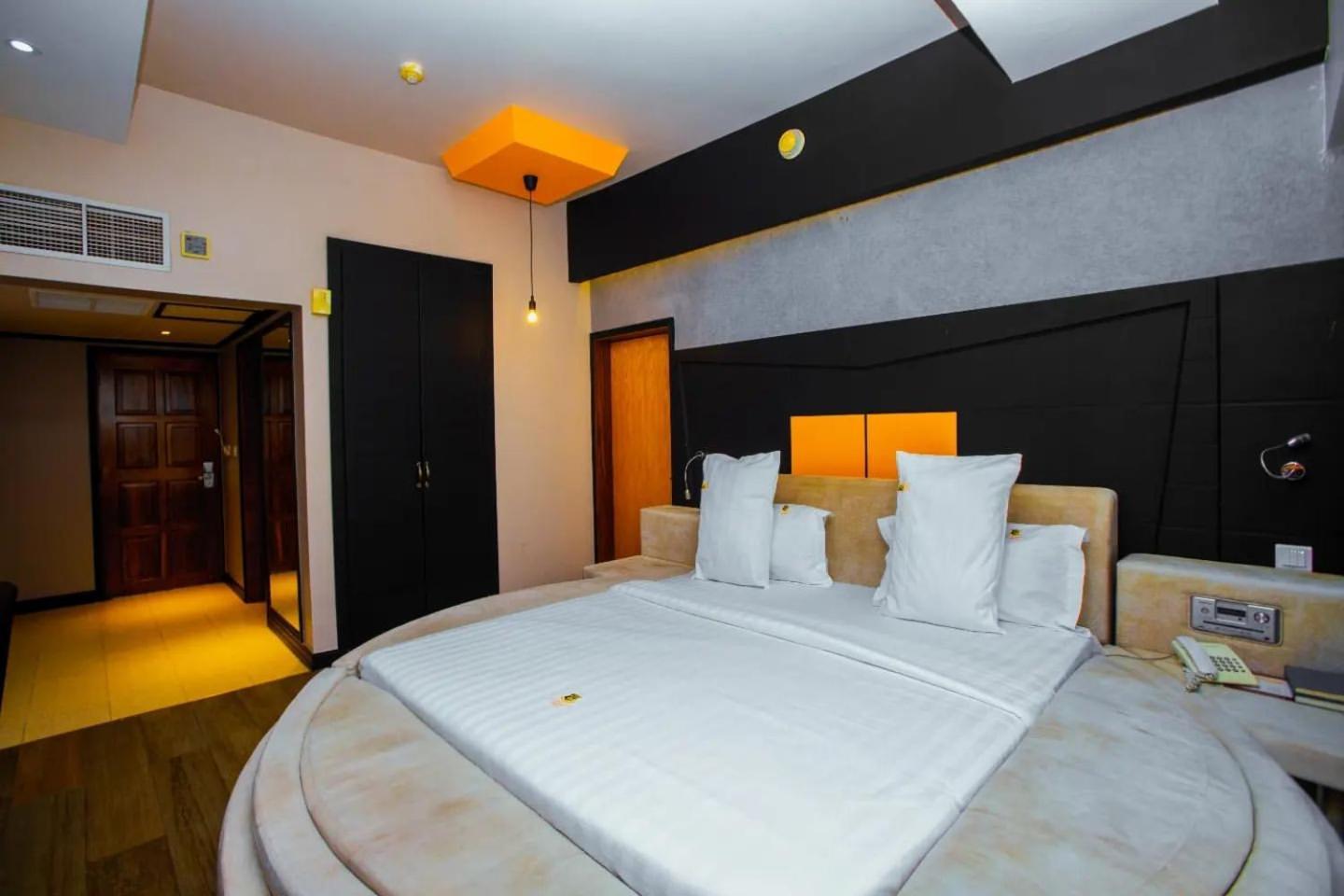 Gold Crest Hotel อึมวานซา ภายนอก รูปภาพ