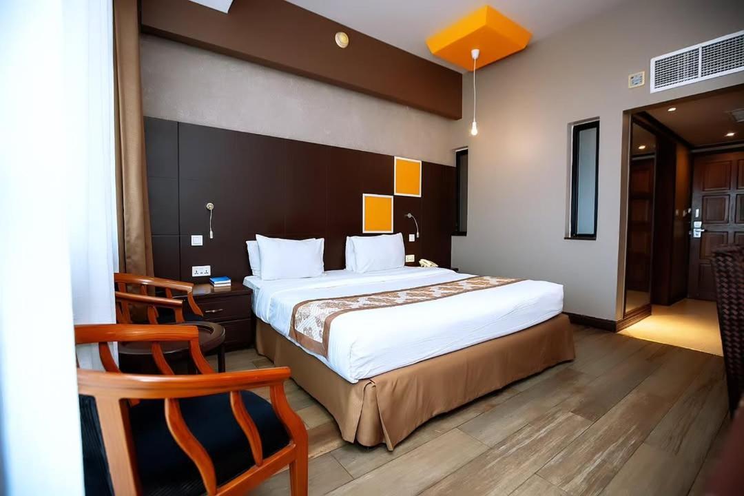 Gold Crest Hotel อึมวานซา ภายนอก รูปภาพ